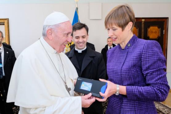 Paavst Franciscusest sai Eesti e-resident