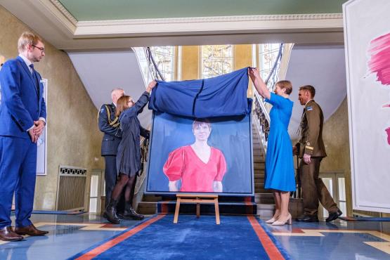 President Kaljulaidi portree esitlus